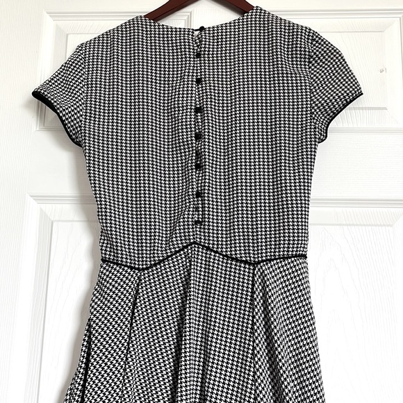 Houndstooth fully lined button back dress - Picture 4 of 4